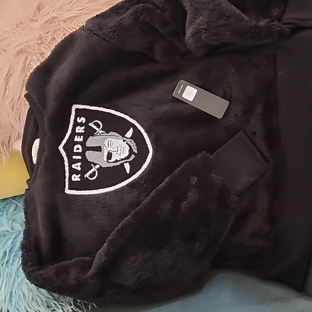 Los Angeles Raiders super soft fluff pullover.  TOUCH stadium size XL. New